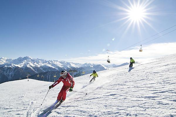 Skifahren unter der Sonne auf perfekten Pisten  in Schöneben